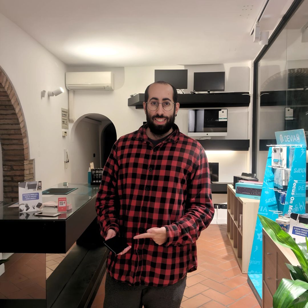 Davide Iannicelli: tecnico esperto in saldature e riparazioni di smartphone, PC e dispositivi tecnologici a Imola